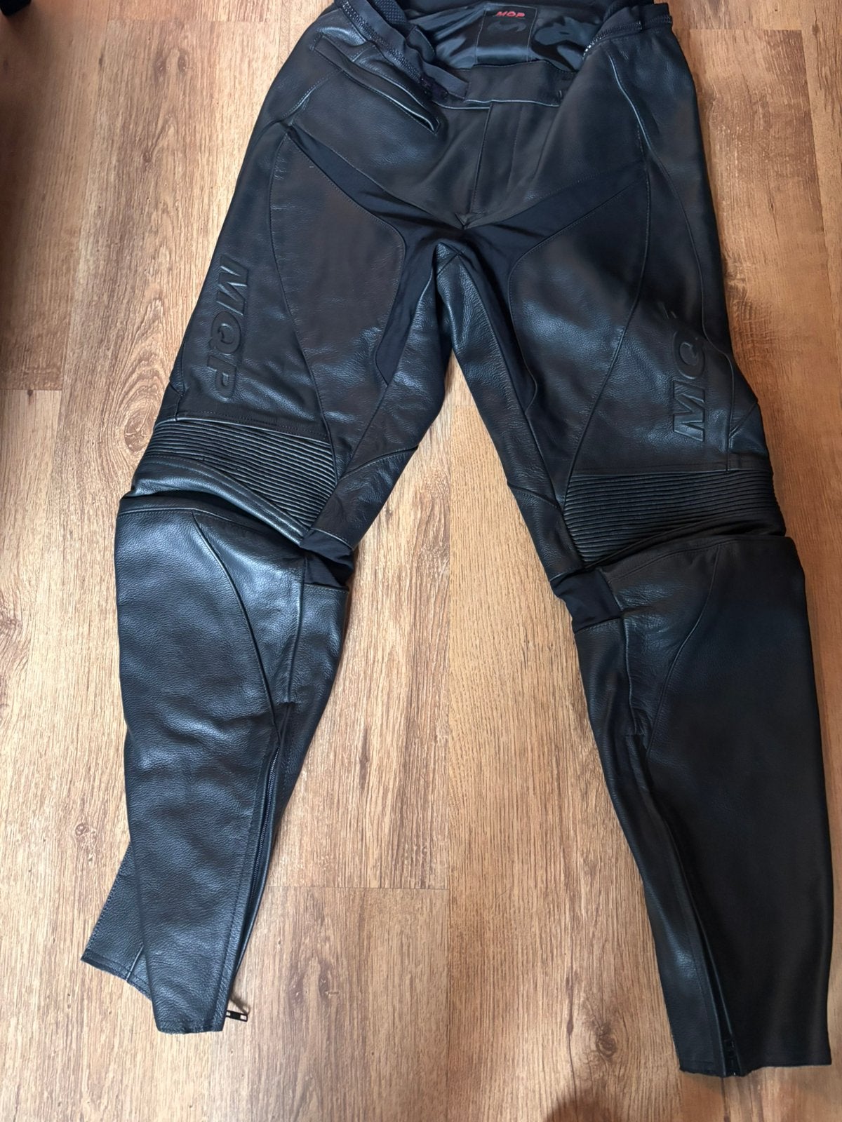 Leren motorbroek MQP – Maat 52 – Zo goed als nieuw, Motoren, Kleding | Motorkleding, Ophalen of Verzenden, Tweedehands, Broek | leer