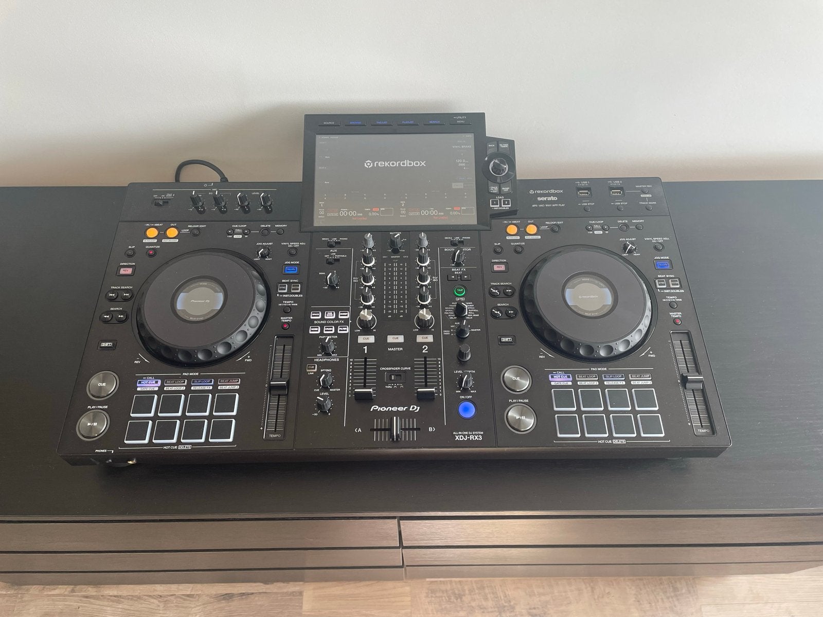 Foto 2 van Pioneer DDJ-RX3 met Decksaver en originele doos