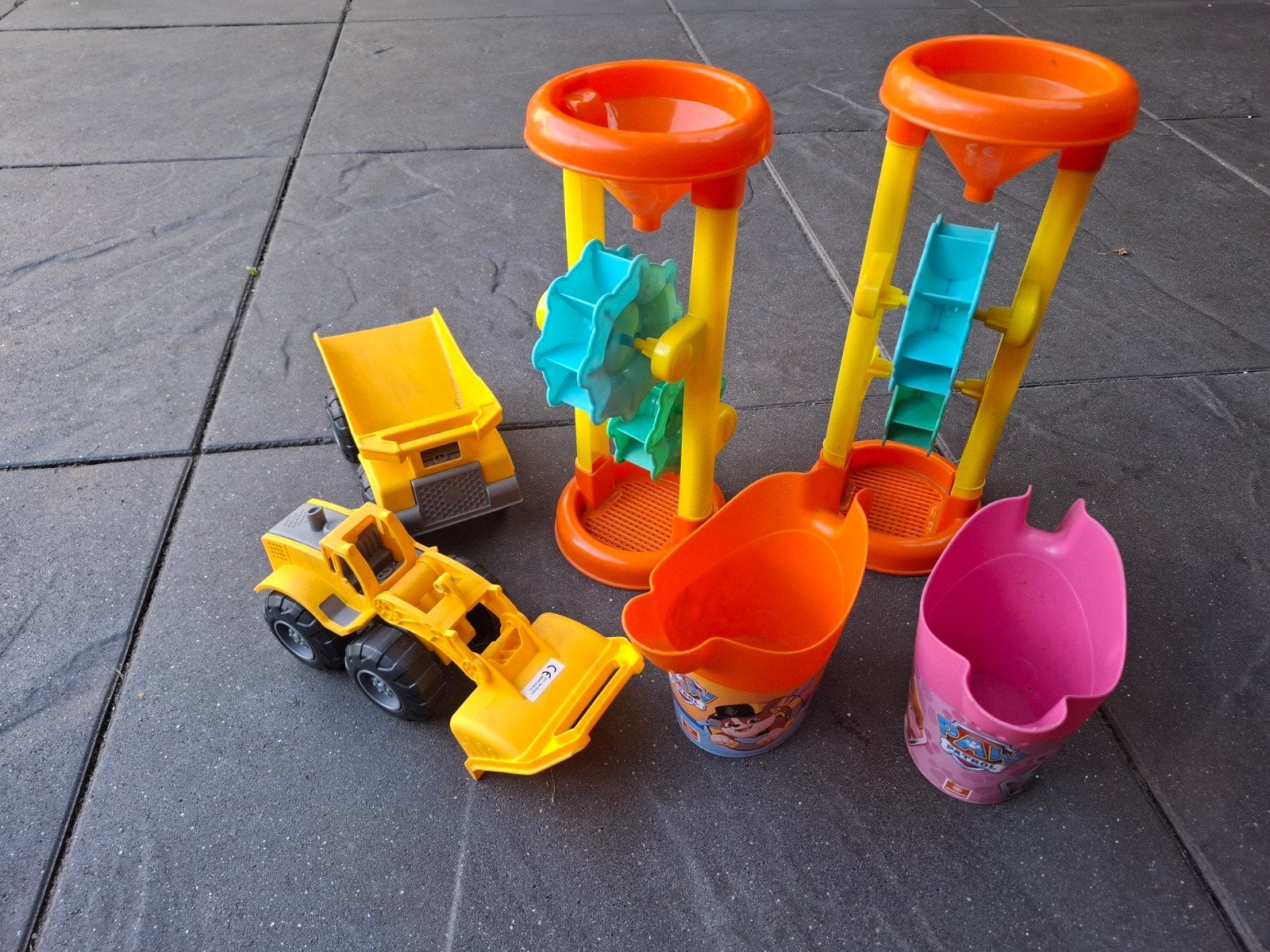 Zandspeelgoed set: kiepwagen, graafmachine, zand/watermolens, Ophalen of Verzenden, Gebruikt