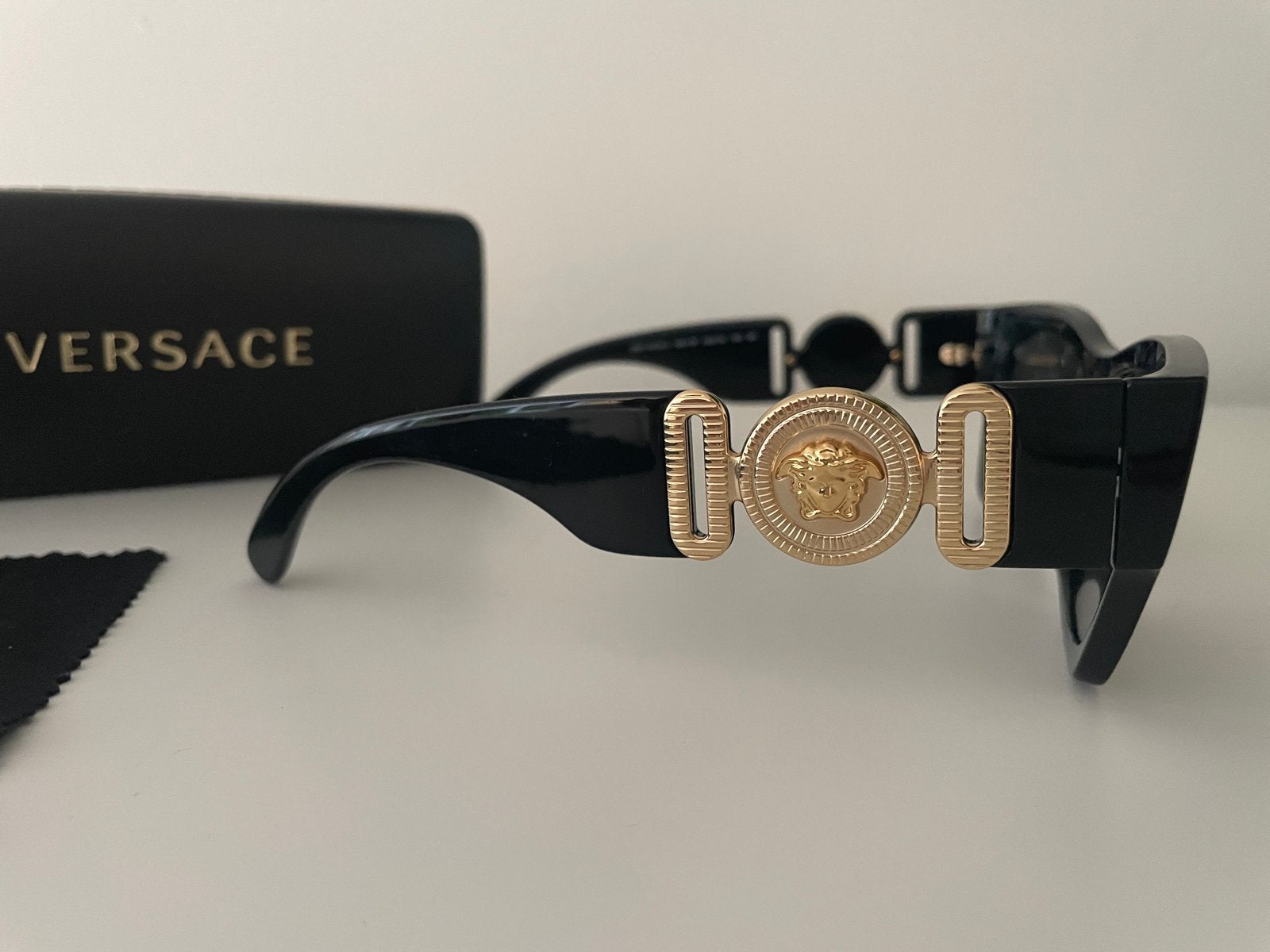 Nieuwe Versace zonnebril - Zwart met gouden details, Zonnebril, Zwart, Gianni Versace, Nieuw