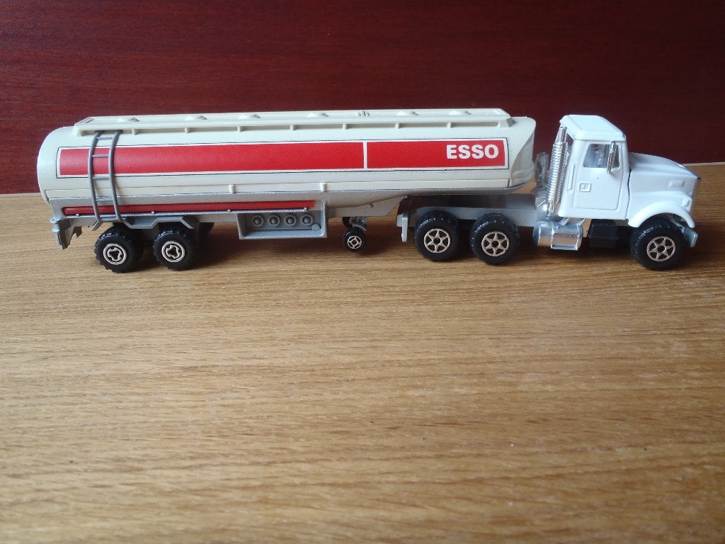 Majorette 1:60 Esso tankwagen, Hobby en Vrije tijd, Modelauto's | 1:50, Ophalen of Verzenden, Zo goed als nieuw, Bus of Vrachtwagen