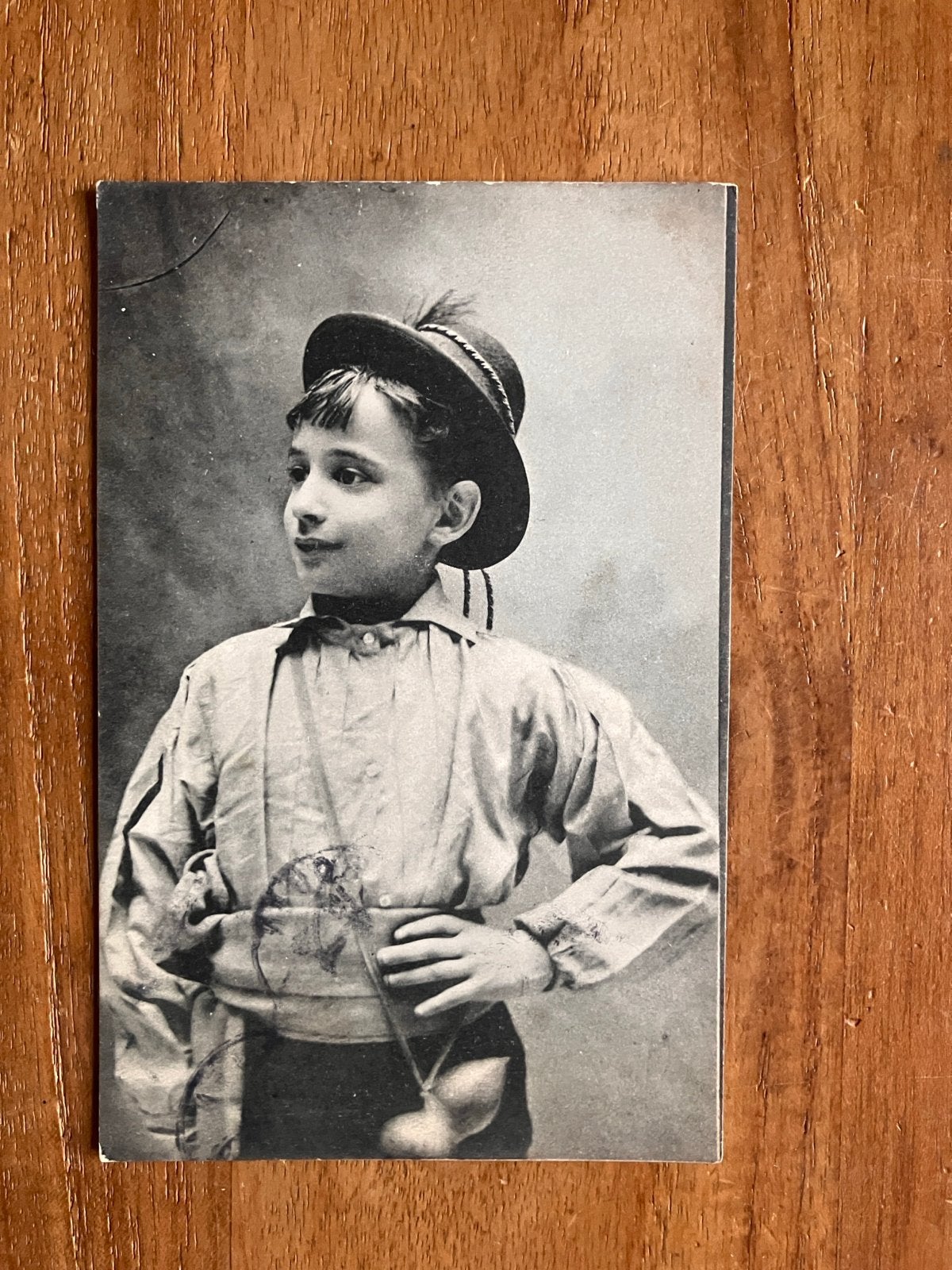 Vintage fotokaart - Jongen met Hoed, Ophalen of Verzenden, Voor 1920, Gelopen, Kinderen