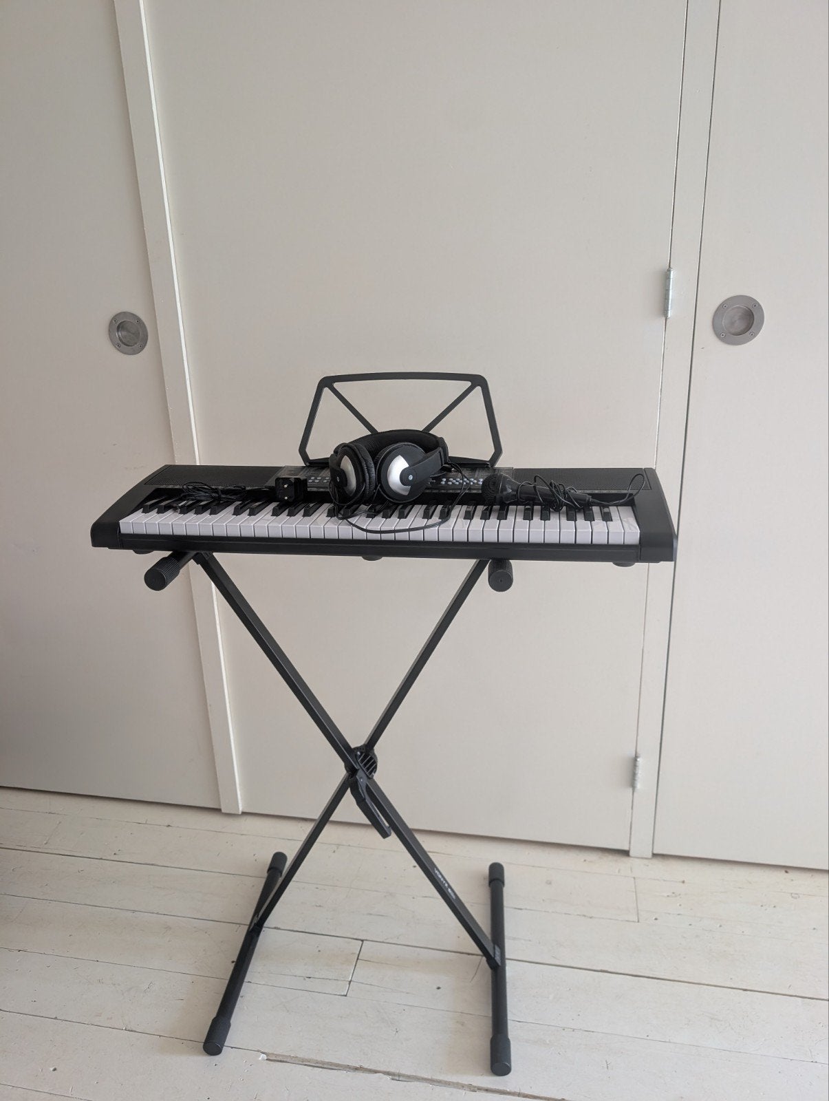 Max Music KB4 Keyboard met onderstel, Ophalen of Verzenden, Zo goed als nieuw, 61 toetsen, Overige merken