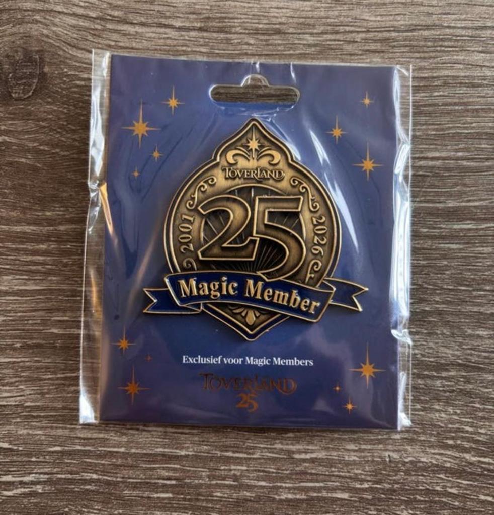 Toverland 25 Jaar Magic Member Pin - Nieuw in verpakking, Verzamelen, Speldjes, Pins en Buttons, Ophalen of Verzenden, Nieuw, Merk