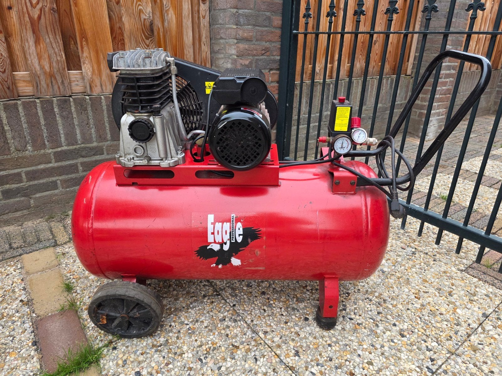 Eagle Compressor 220V, Ophalen, Gebruikt, 6 tot 10 bar, 25 tot 100 liter