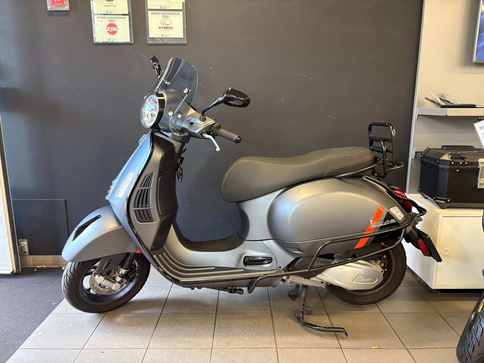 Vespa GTS 300CC Super Sport 2024 / Akrapovic / Valbeugels, Ophalen, Overige modellen, Zo goed als nieuw, Benzine