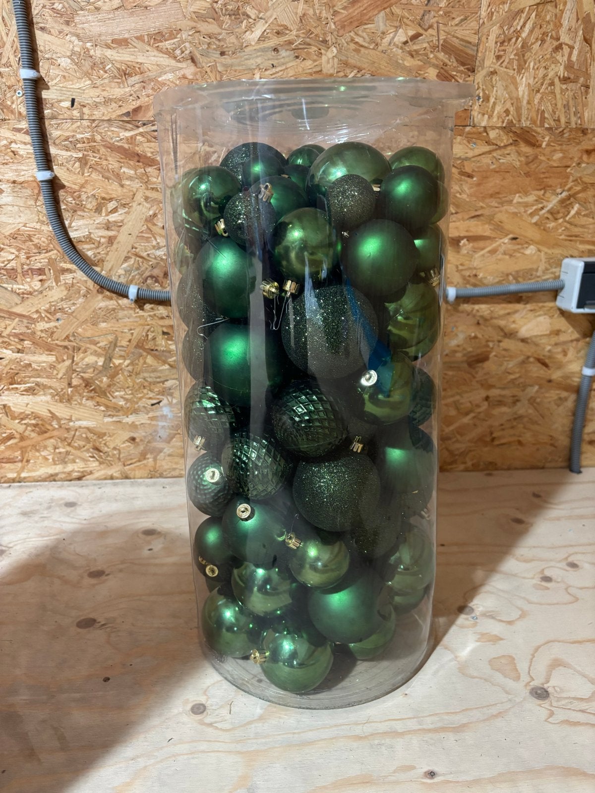 100 groene plastic kerstballen, Ophalen, Zo goed als nieuw