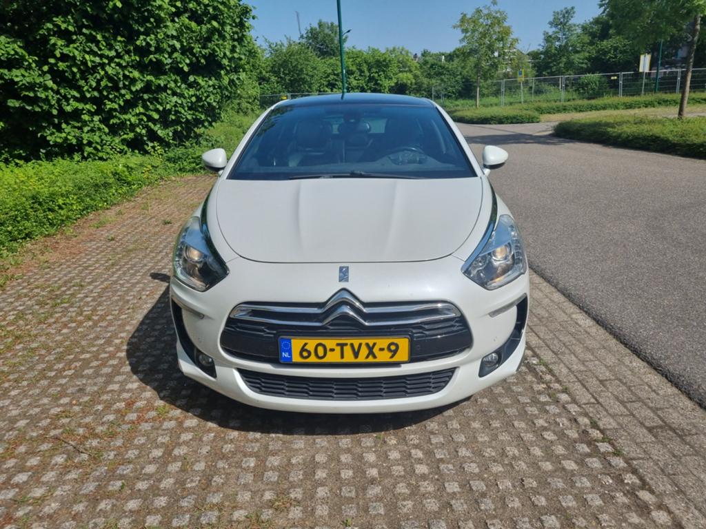 Citroën DS5 1.6 THP 115KW AUT 2012 Wit, Auto's, Citroën, 745 kg, Zwart, Wit, 75 €/maand