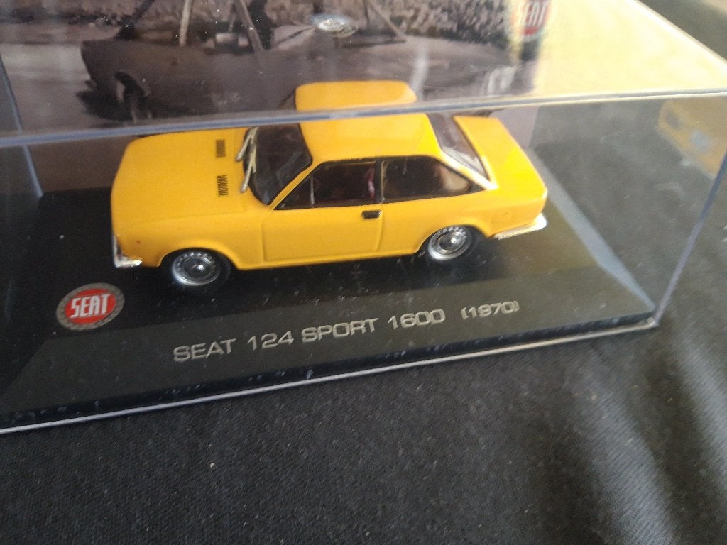 Seat ( Fiat ) 124 Sport Coupé 1600 ’70 -72 geel, Hobby en Vrije tijd, Modelauto's | 1:43, Ophalen of Verzenden, Nieuw, Auto, Overige merken