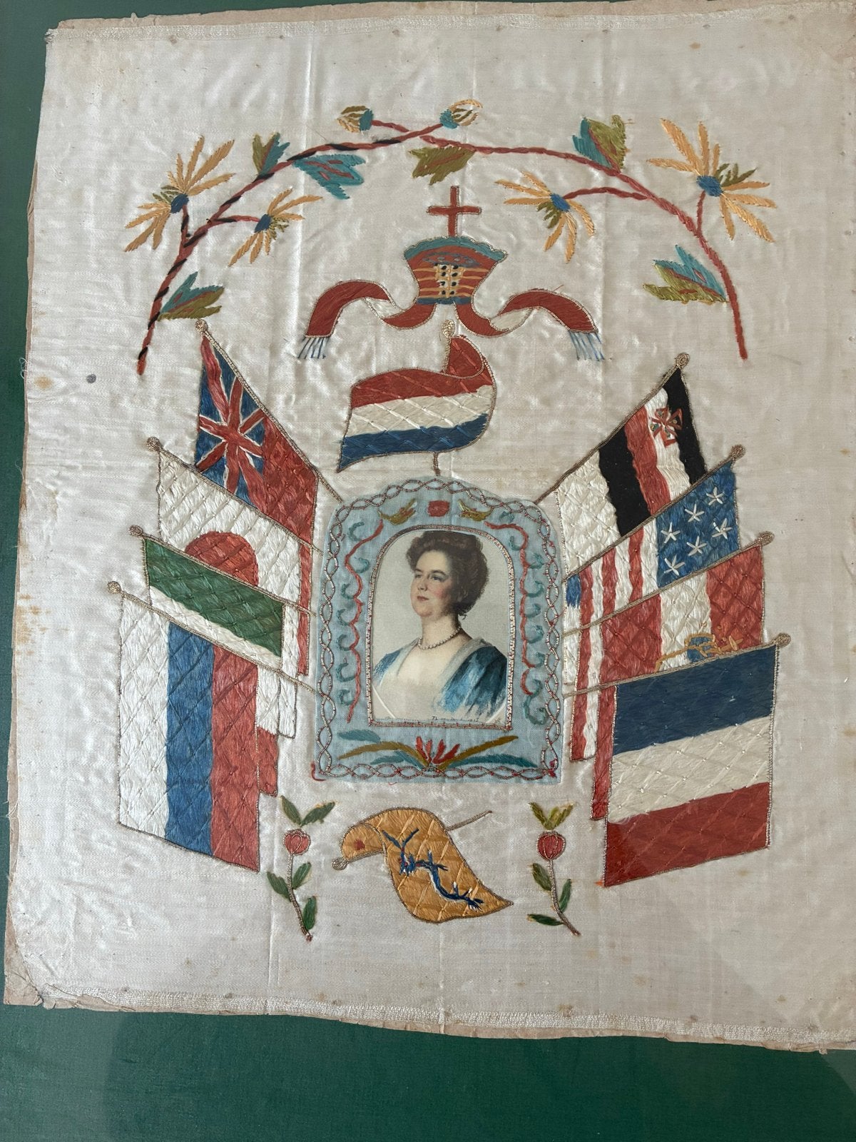 Antiek Geborduurd Doek met Portret en Vlaggen, Ophalen of Verzenden