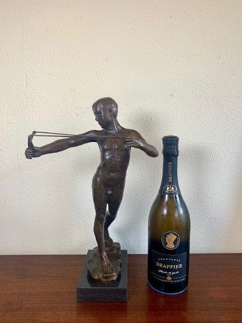 Bronzen Beeld Jongen ( naar) W Reid Dick Catapult Slingboy, Art deco, Ophalen of Verzenden, Brons, 20 - 50 cm