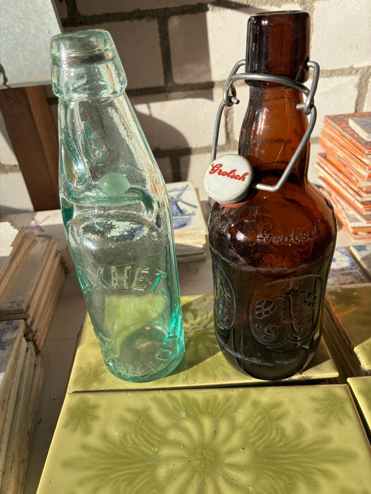 Vintage flessen: Grolsch beugelfles en antieke frisdrankfles, Ophalen