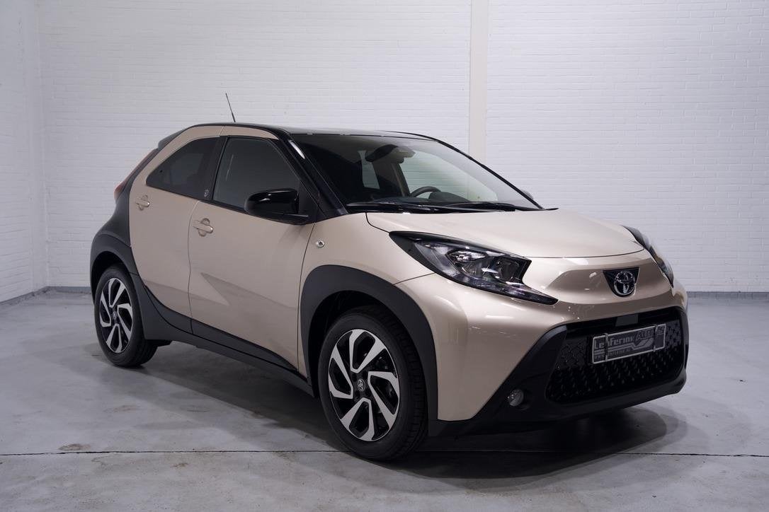 Toyota Aygo X 1.0 VVT-i Team Deutschland Achteruitrijcamera, Auto's, Toyota, Stof, Gebruikt, Bruin, 4 stoelen