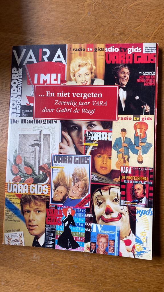 En niet vergeten zeventig jaar VARA(t.v/radio Gabri de wagt), Boeken, Ophalen of Verzenden, Zo goed als nieuw, Media