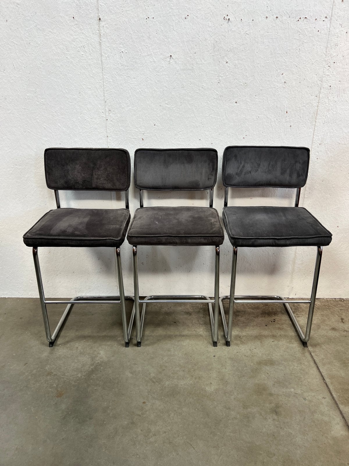 Set van drie barkrukken, chromen frame, grijze zitting, 3 krukken, Ophalen, Zo goed als nieuw, 60 tot 90 cm