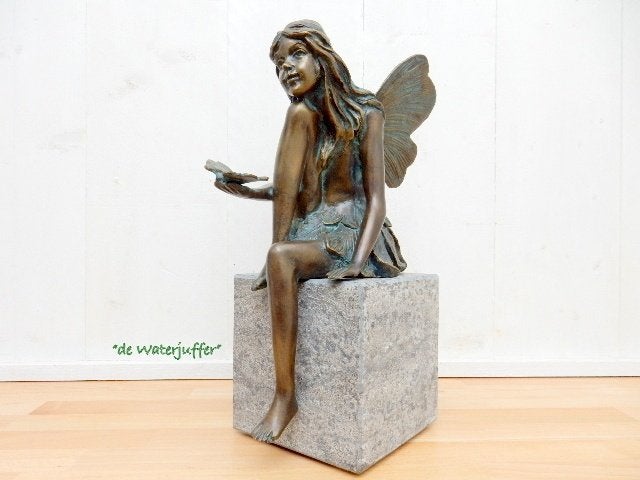 041* Bronzen fee met vlinder (Boven €75 geen verzendkosten), Ophalen of Verzenden, Nieuw, Overige materialen, Engelenbeeld