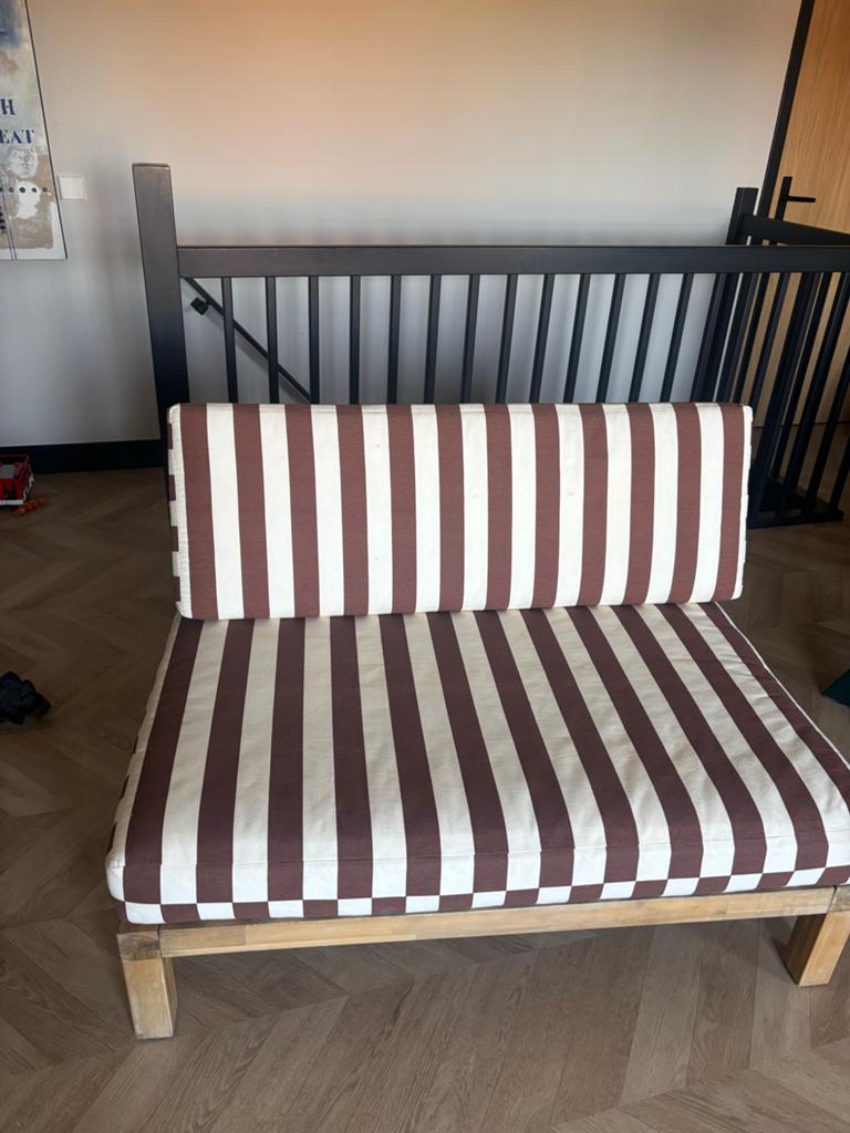Comfortabele houten loungebank met gestreepte kussens, Huis en Inrichting, Banken | Sofa's en Chaises Longues, Ophalen, Gebruikt
