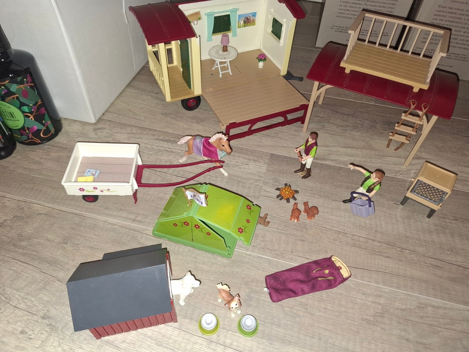 Schleich kampeerset: huifkar, tent, poppetjes, veulen, Ophalen of Verzenden, Gebruikt, Jongen of Meisje