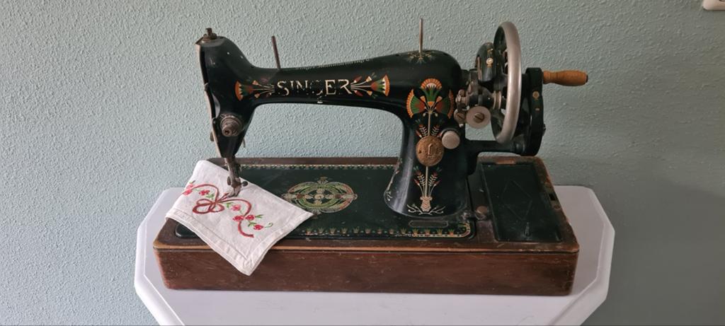 Brocante decoratieve singer handnaaimachine, Ophalen