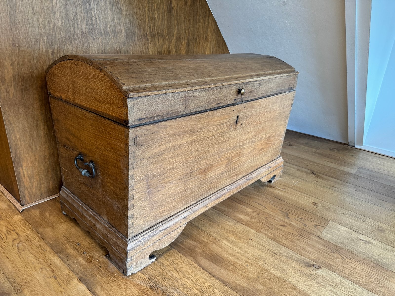 Antieke houten kist / bierkist met gebogen deksel, Ophalen