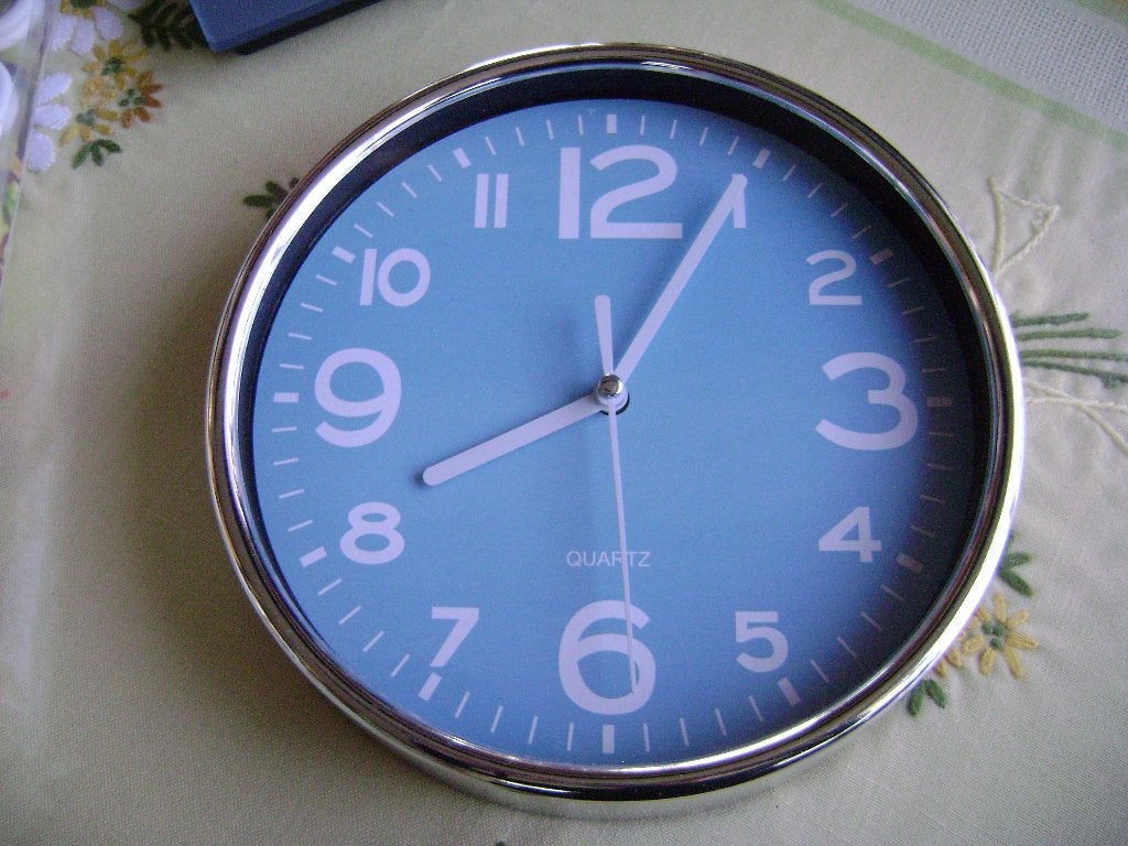 Mooie Quartz analoge wandklok in blauw/wit, Ophalen of Verzenden, Zo goed als nieuw, Analoog, Wandklok
