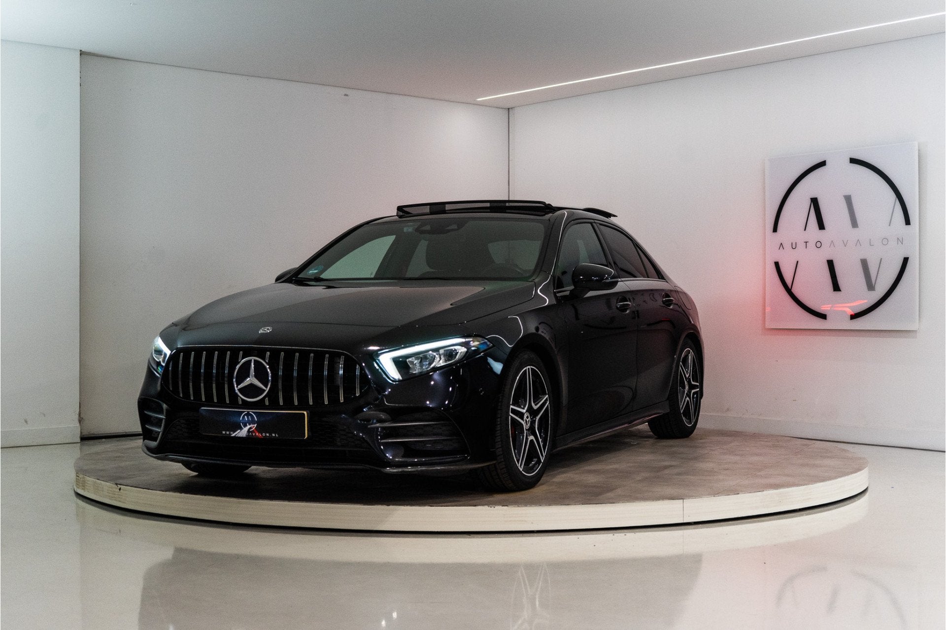 Mercedes-Benz A-Klasse 180 Business Solution AMG 136PK | A35, Auto's, 136 pk, Gebruikt, 4 cilinders, Leder en Stof