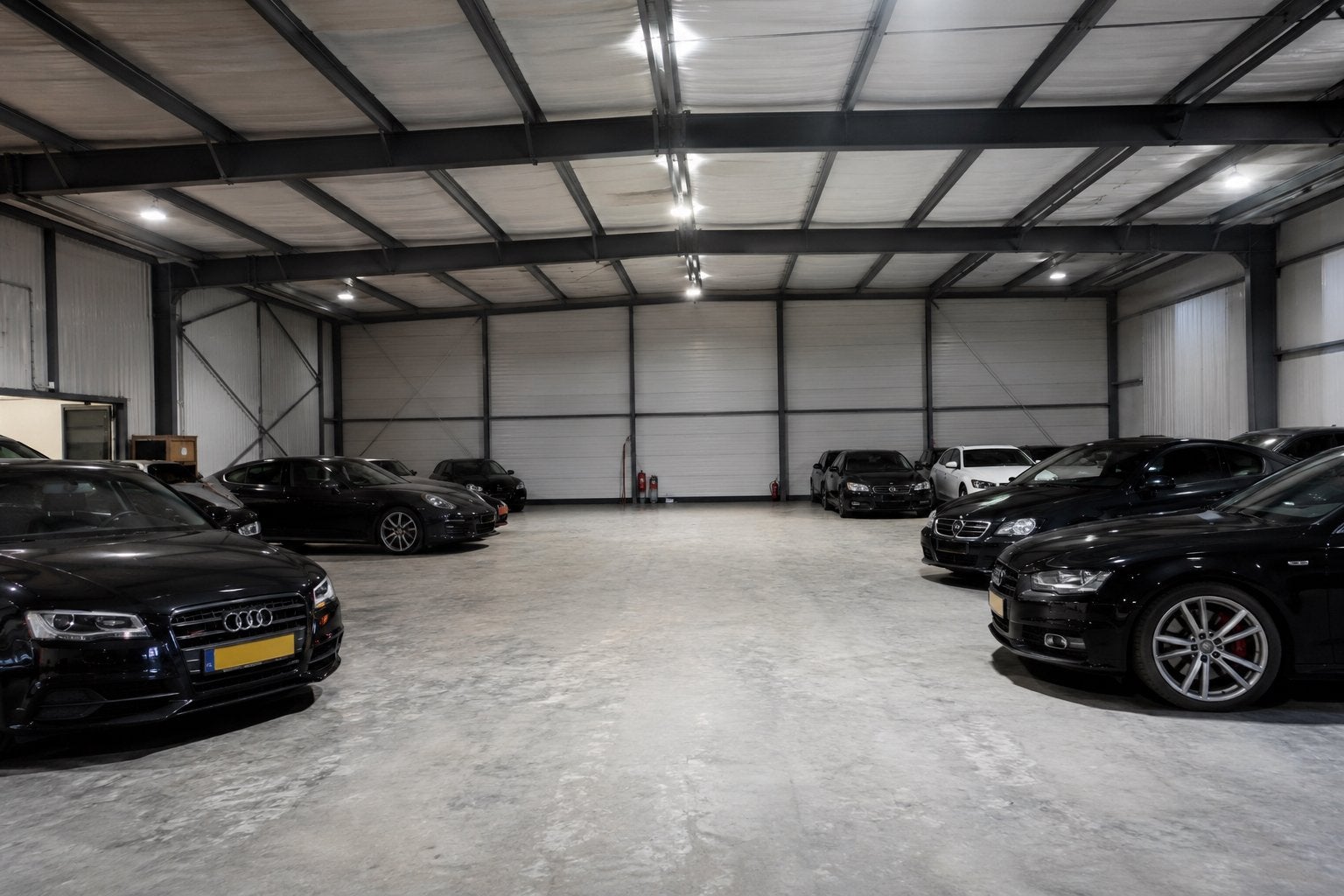 Stalling / opslagruimte gezocht voor 10 auto +|~ te huur, Ophalen of Verzenden