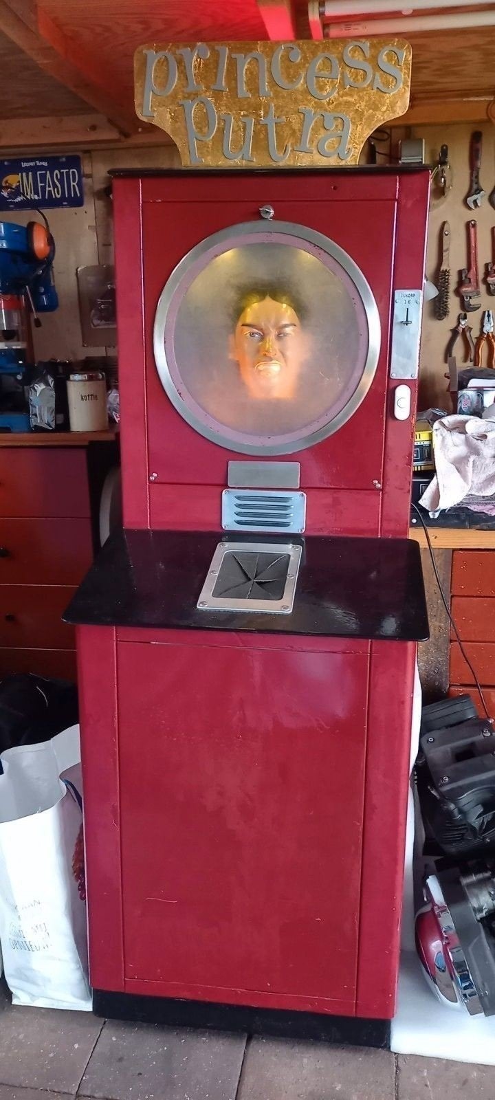 Waarzegster kast, Ophalen
