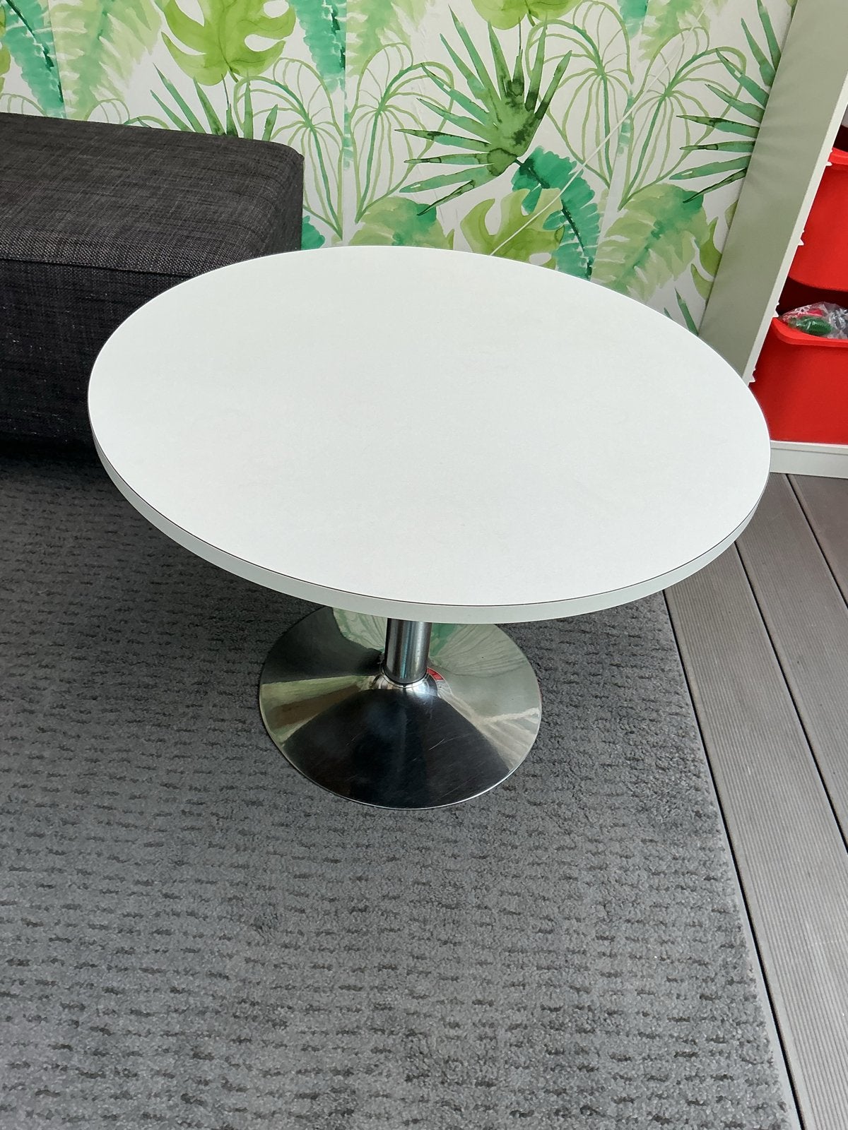 Vintage ronde space age  salontafel met metalen voet, Ophalen, Minder dan 45 cm, Metaal of Aluminium, Rond
