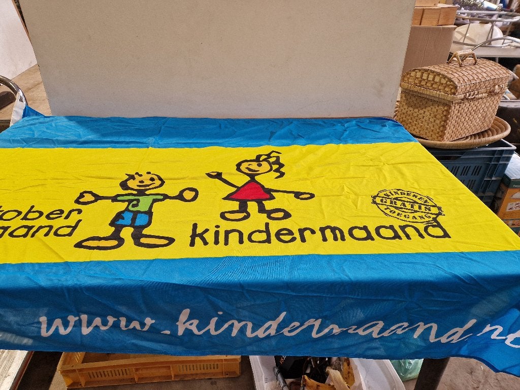 Vlag 100x150cm oktobermaand kindermaand, Diversen, Ophalen of Verzenden, Zo goed als nieuw