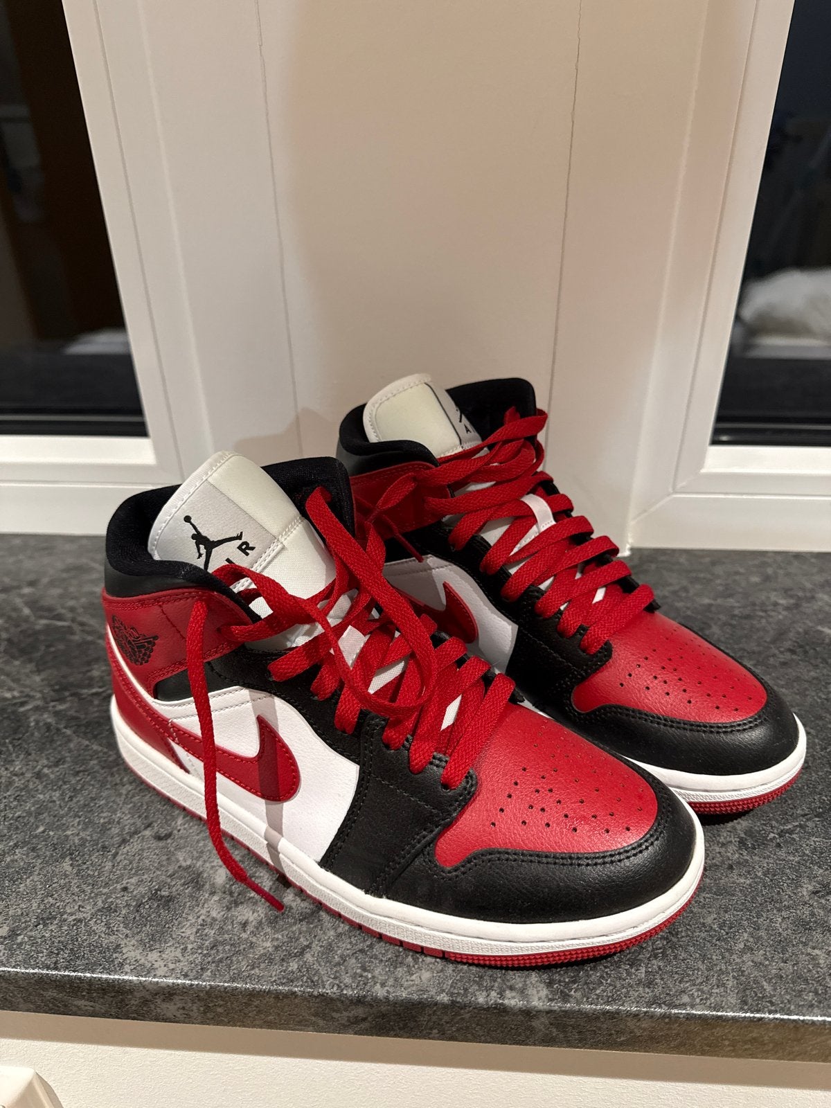 Nike Air Jordan 1 Mid - Rood/Zwart/Wit -Maat 38- 1x gedragen, Ophalen of Verzenden, Zo goed als nieuw, Rood, Sneakers of Gympen