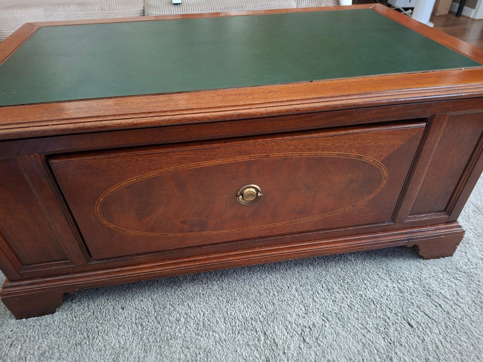Oude Engelse salontafel/bureau met groen leer, Ophalen