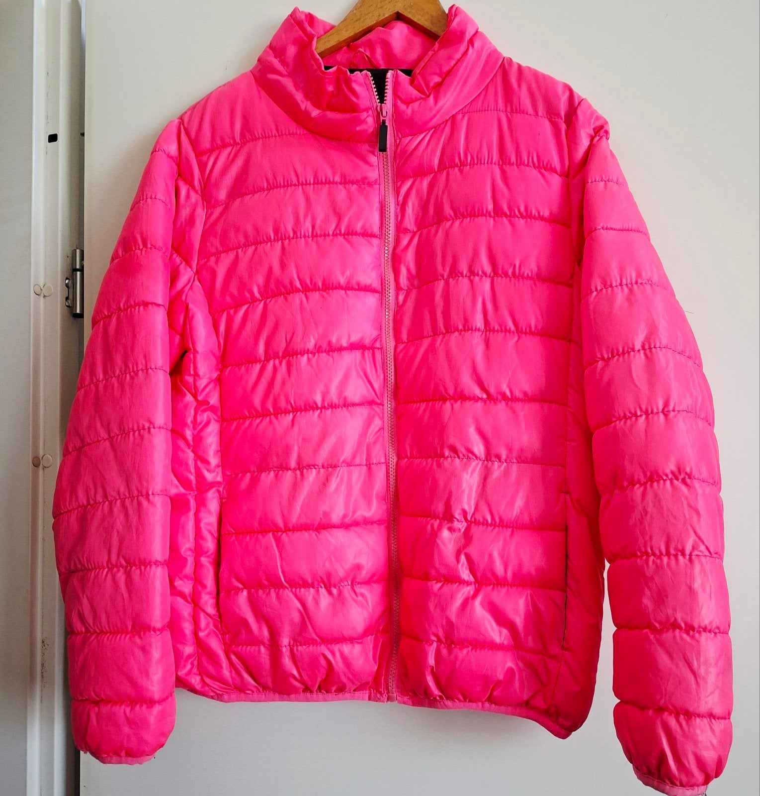Voor/najaar jas L
Licht gewatteerd
Maat L, Ophalen of Verzenden, Zo goed als nieuw, Maat 42/44 (L), Roze