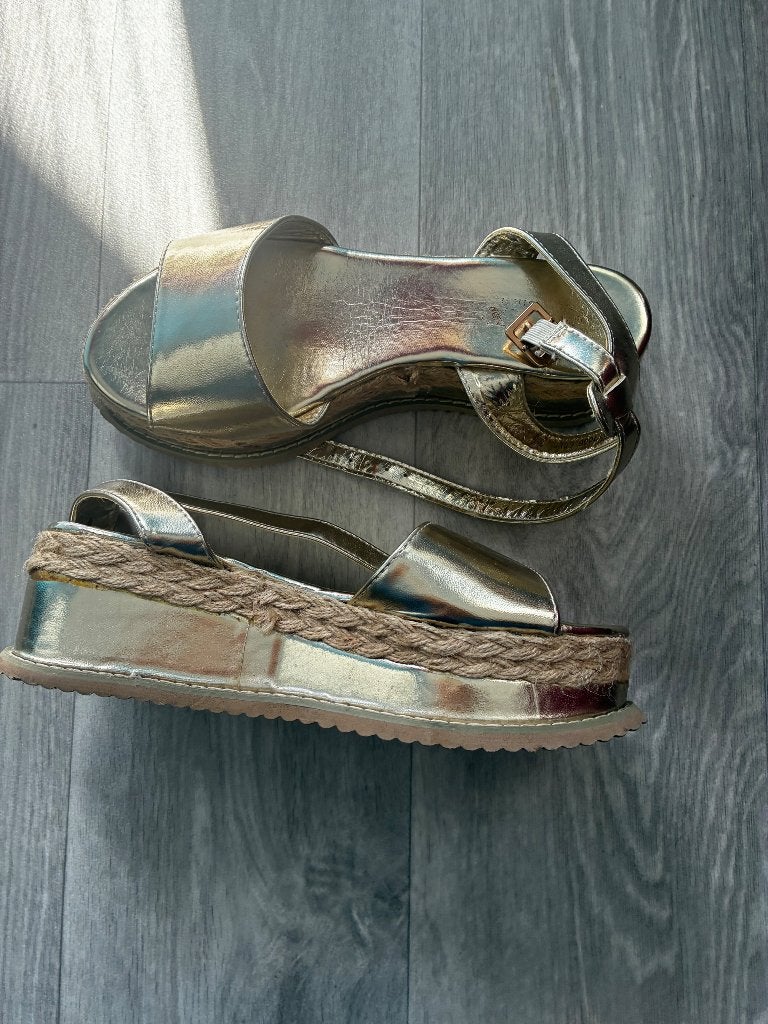 Gouden plateau sandalen mt 39, Overige kleuren, Zo goed als nieuw, Sandalen of Muiltjes, Ophalen of Verzenden