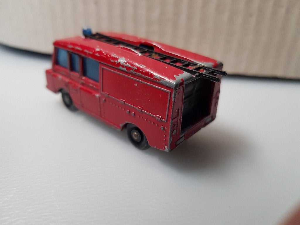 Matchbox 57 - Land Rover Fire Truck [rood] 1/77, Ophalen of Verzenden, Gebruikt, Bus of Vrachtwagen