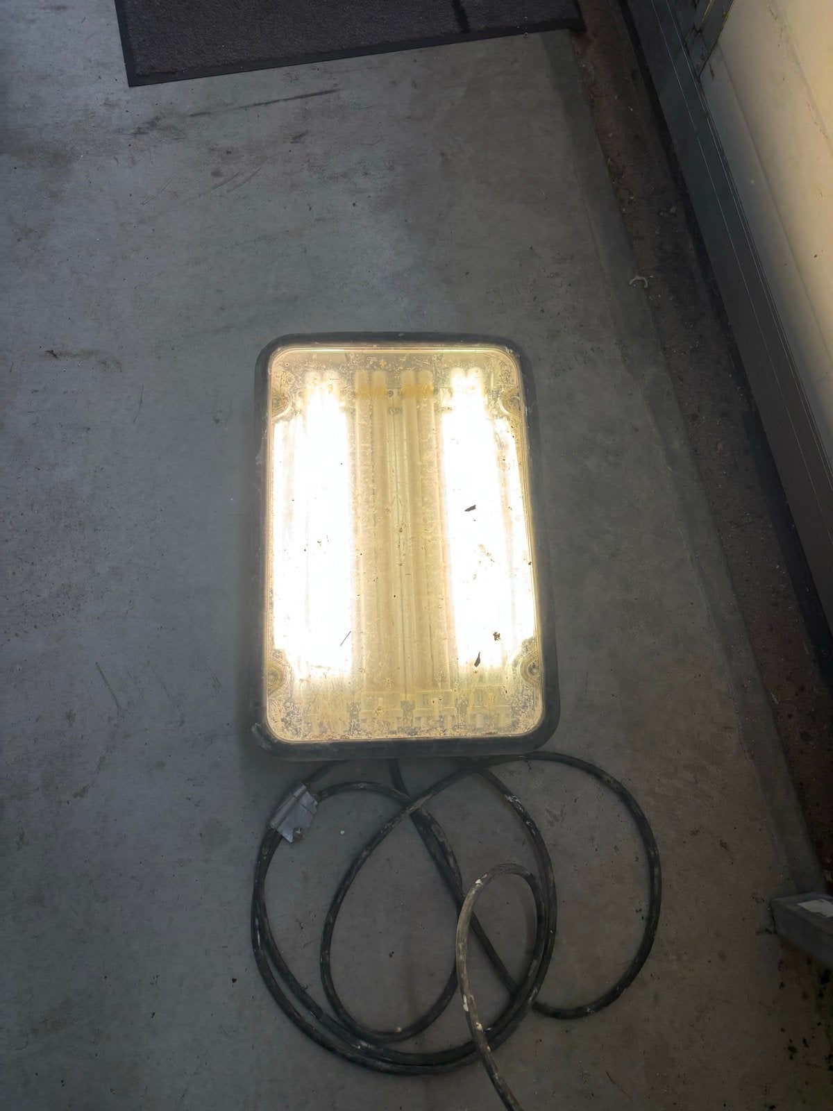 Robuuste bouwlamp met TL-buizen, Doe-het-zelf en Verbouw, Ophalen of Verzenden, Gebruikt, 50 tot 200 watt, Lamp met armatuur