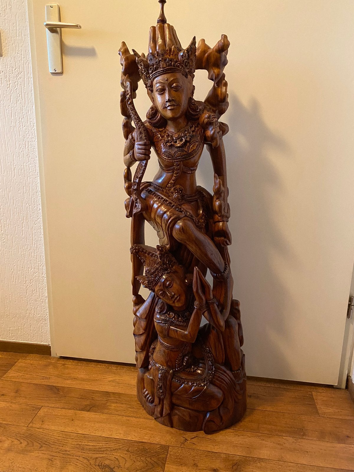 Indonesisch beeld en tafel, Antiek en Kunst, Kunst | Beelden en Houtsnijwerken, Ophalen, Hout, Houtsnijwerk, Bruin