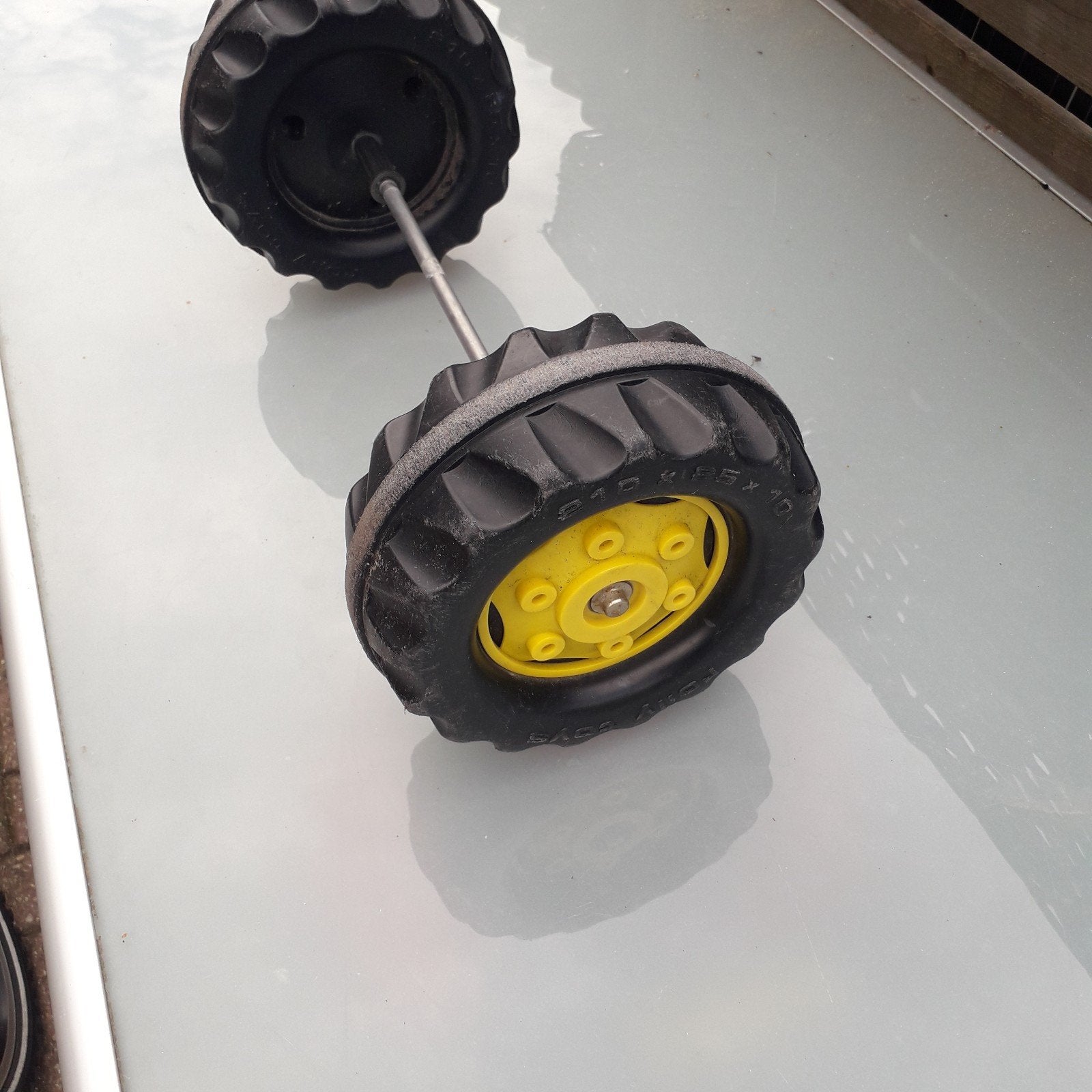 Rolly Toys wielen 210x58x10 met as voor speelgoed, Kinderen en Baby's, Speelgoed | Buiten | Voertuigen en Loopfietsen, Ophalen
