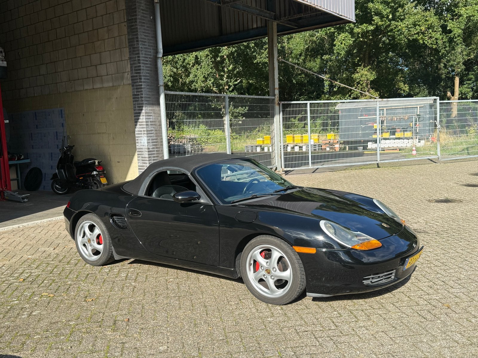 Porsche Boxster 2.5 1999 Zwart, Auto's, Achterwielaandrijving, 1225 kg, Cabriolet, Zwart
