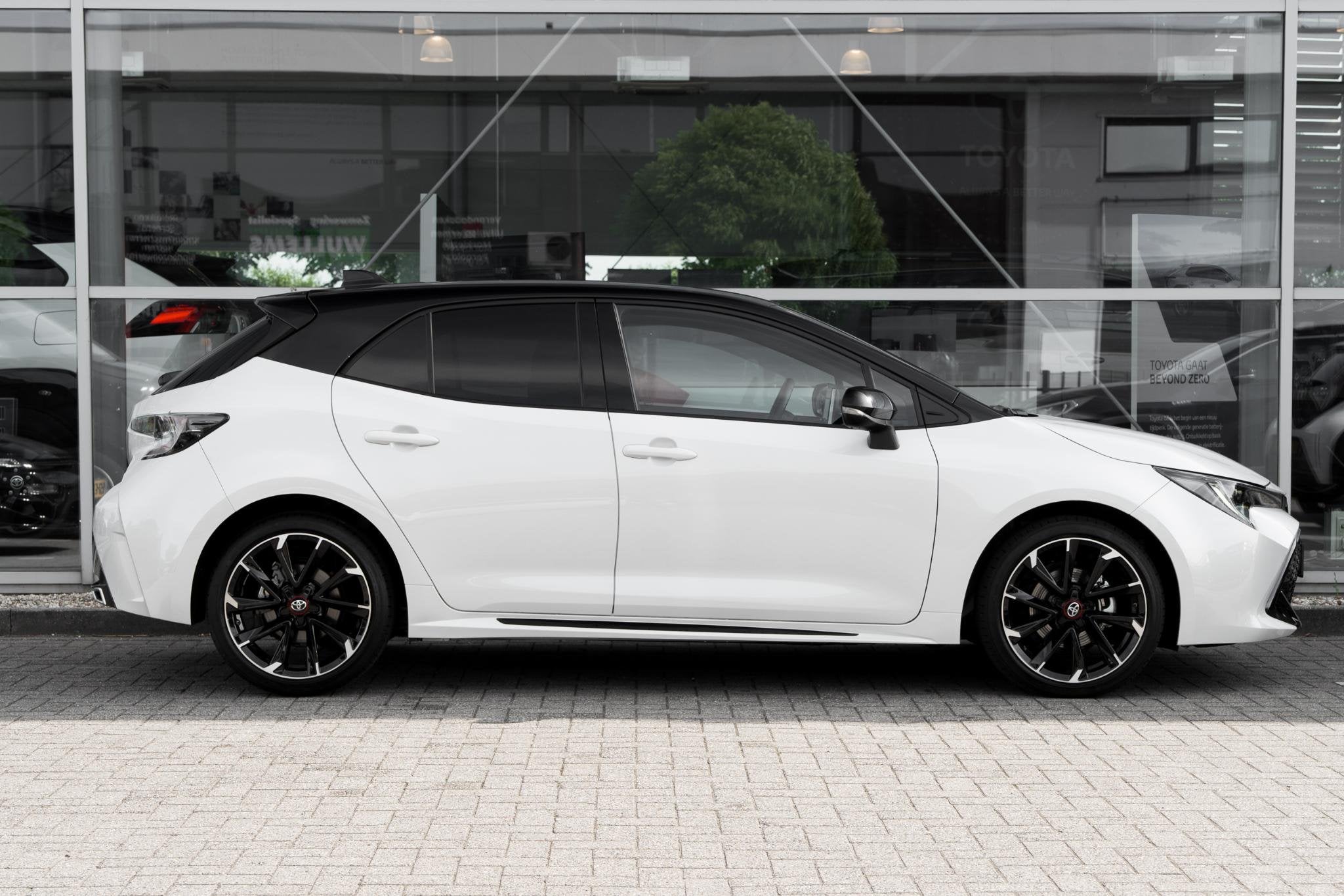 Toyota Corolla Hybrid 140 GR Sport, Auto's, 450 kg, Gebruikt, 4 cilinders, Wit