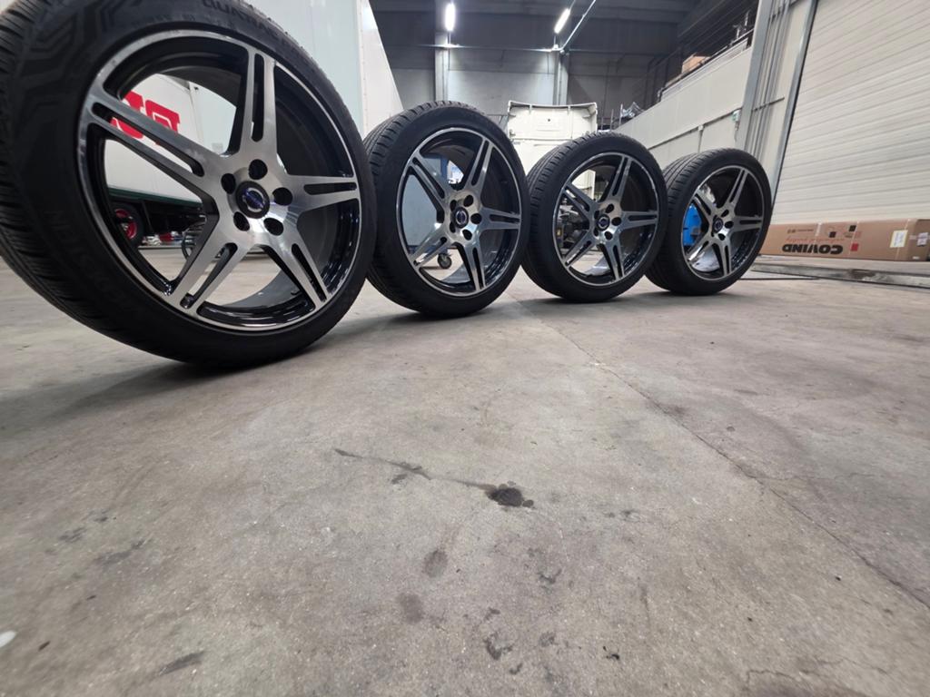 Velgen 5x108 18inch  met  All Season banden, Ophalen, 18 inch, Gebruikt, Banden en Velgen