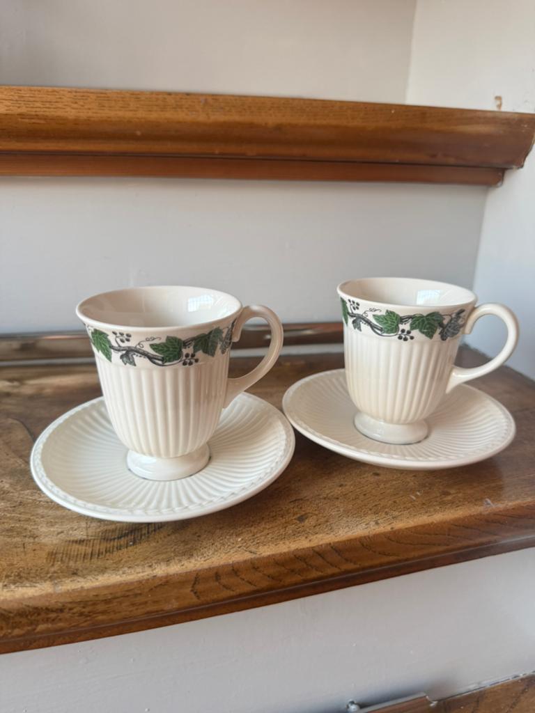 2x Wedgwood Stratford | kop en schotel, Huis en Inrichting, Ophalen of Verzenden, Zo goed als nieuw, Wedgwood, Kop(pen) en/of Schotel(s)