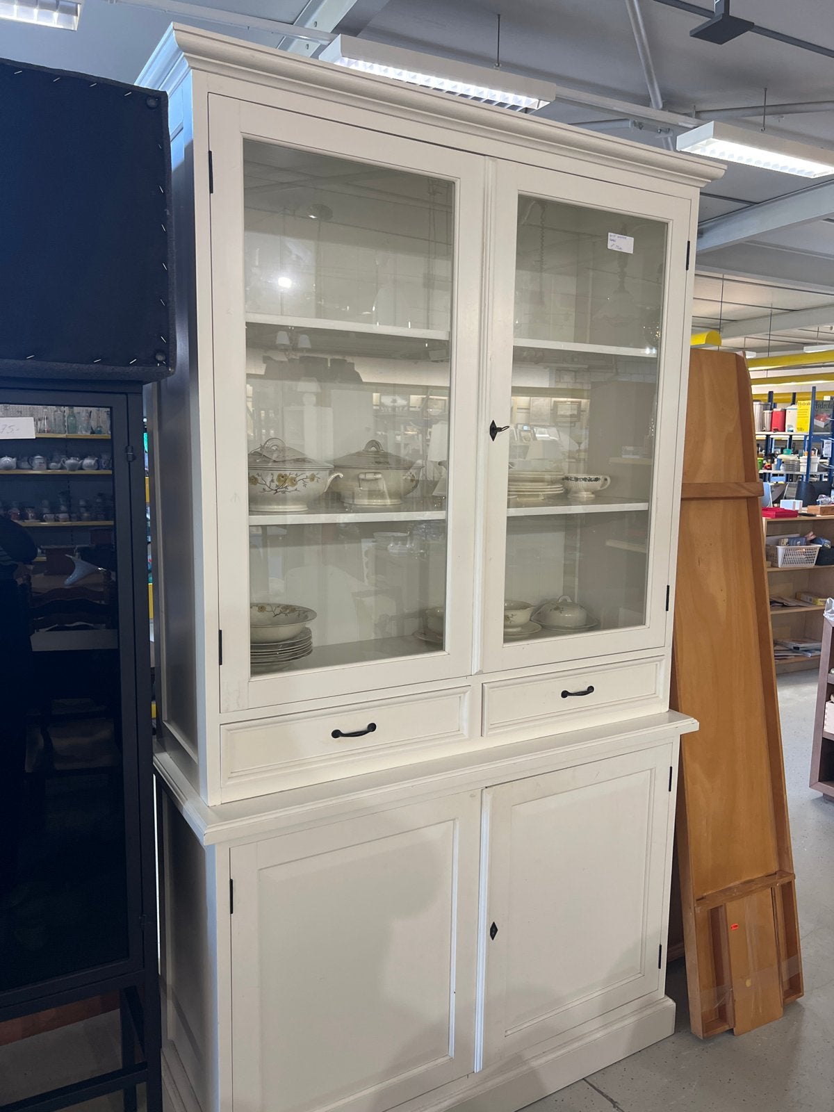 Witte kast met glazen deuren en lades, Huis en Inrichting, Kasten | Vitrinekasten, Ophalen, Gebruikt, 100 tot 150 cm, 200 cm of meer