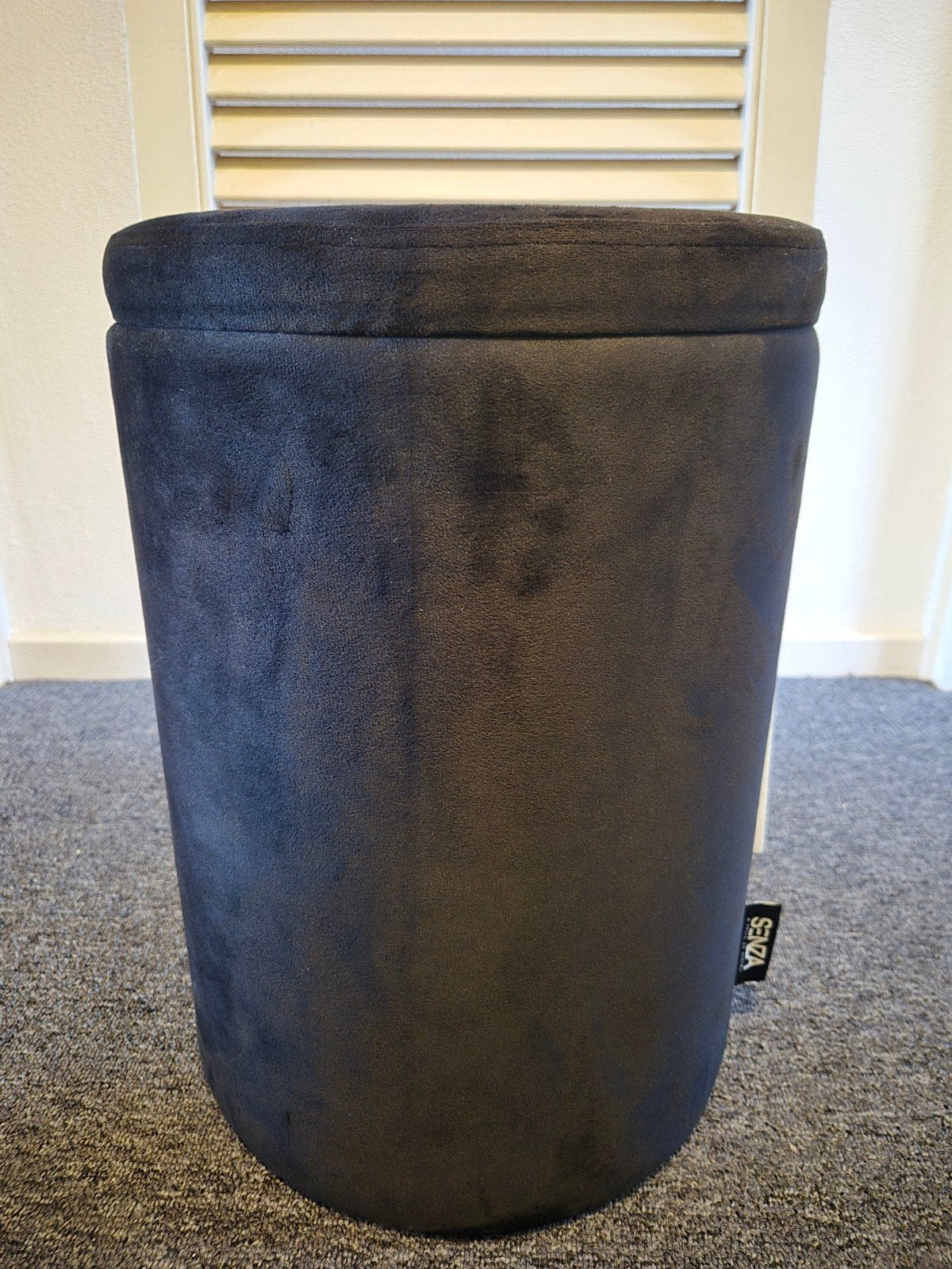 Zwarte Senza poef van velvet stof, nieuw (40 x 28 cm), Huis en Inrichting, Ophalen, Minder dan 50 cm, Rond, Nieuw