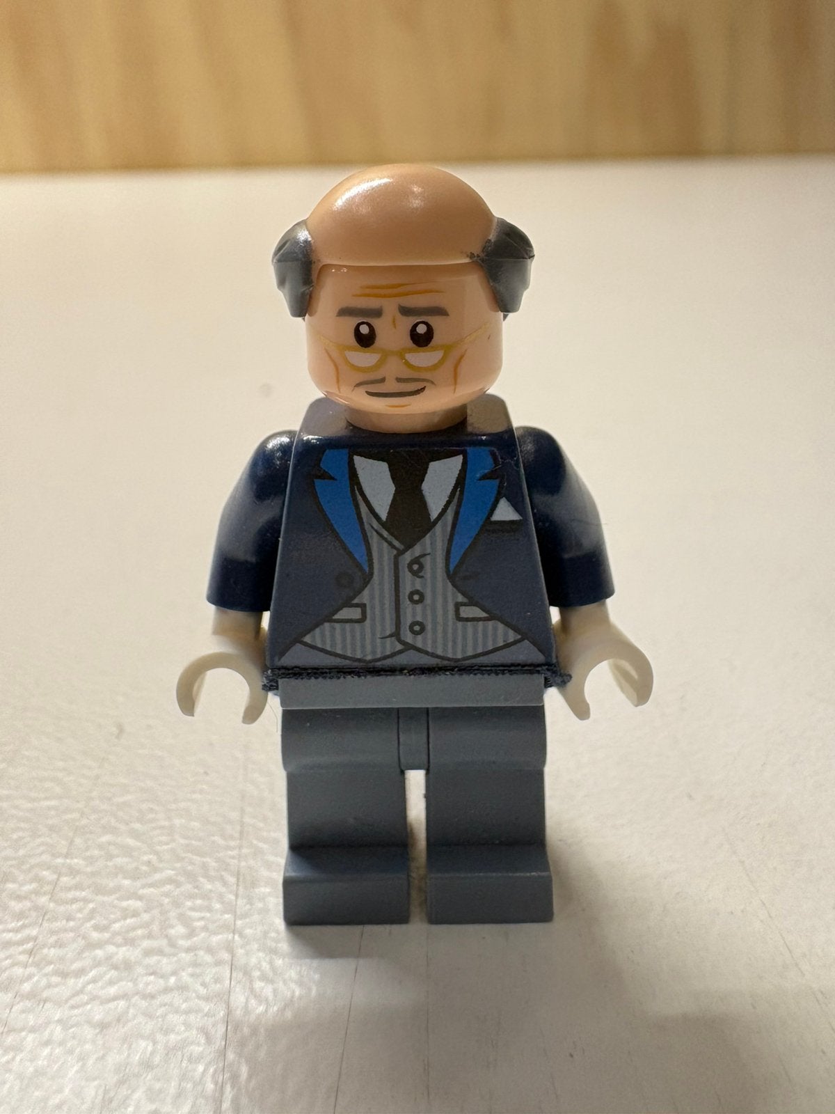 Lego DC Alfred Pennyworth minifig - sh0313, Overige thema's, Lego, Ophalen of Verzenden, Zo goed als nieuw