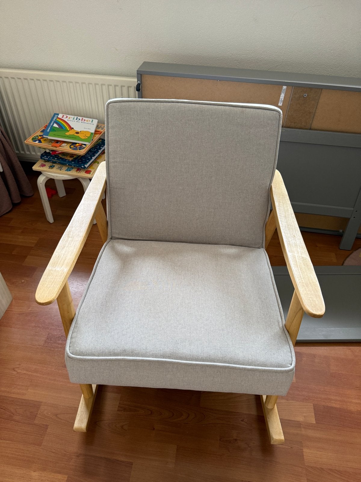 Comfortabele schommelstoel voor baby- of peuterkamer, Ophalen, Gebruikt, Hout, Eén