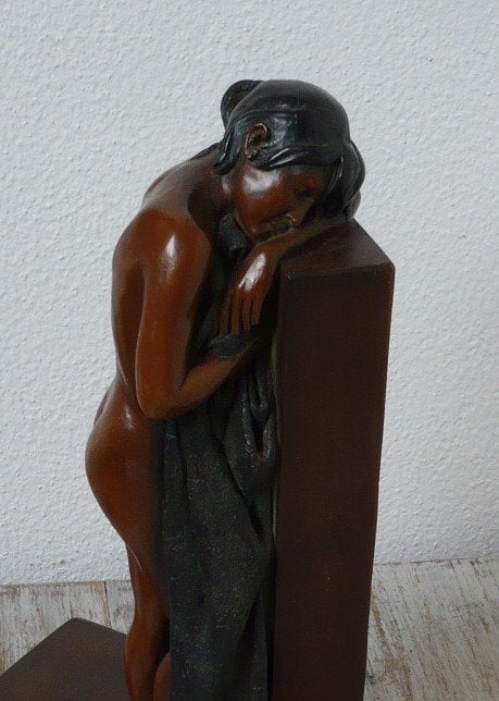 Beschilderd terracotta beeld van staande naakte jonge vrouw, Handgemaakt, Ophalen of Verzenden, 20 - 50 cm, Overige materialen