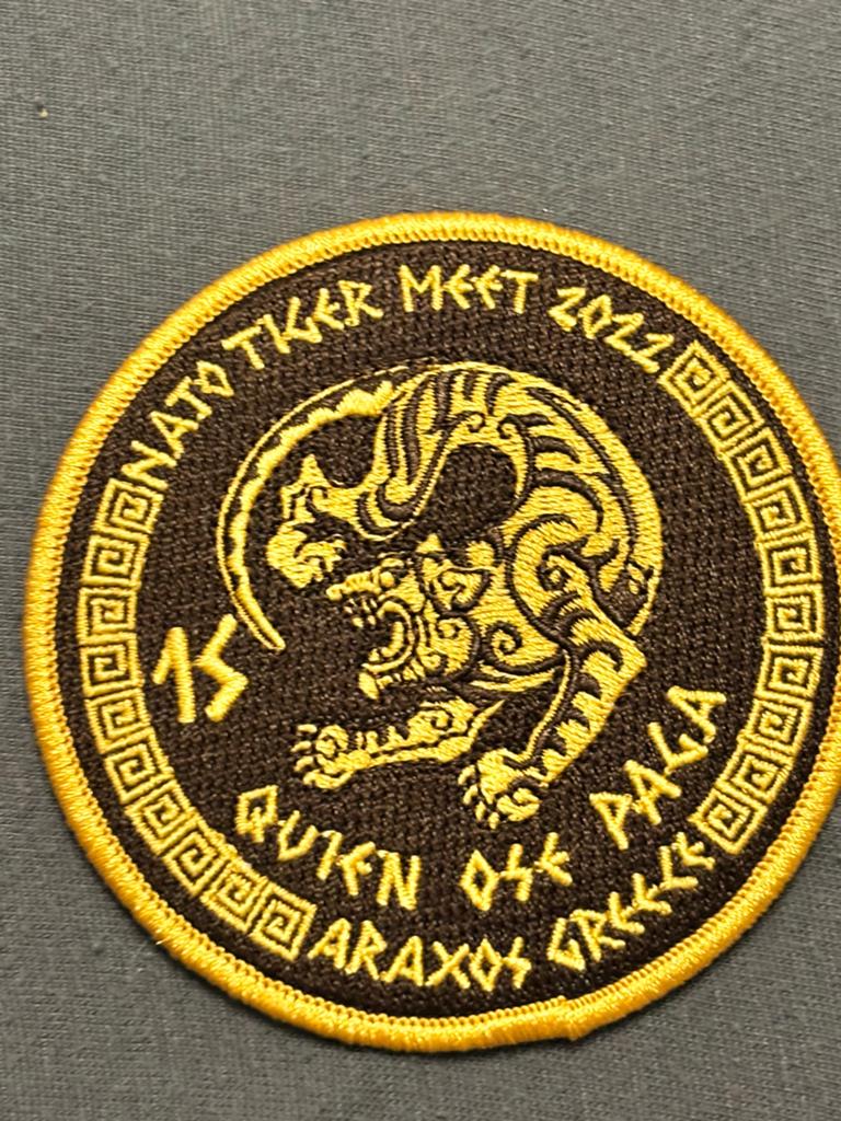 Embleem nato tiger meet 2022 ala-15 Araxos greece, Verzenden, Luchtmacht, Overige gebieden, Embleem of Badge