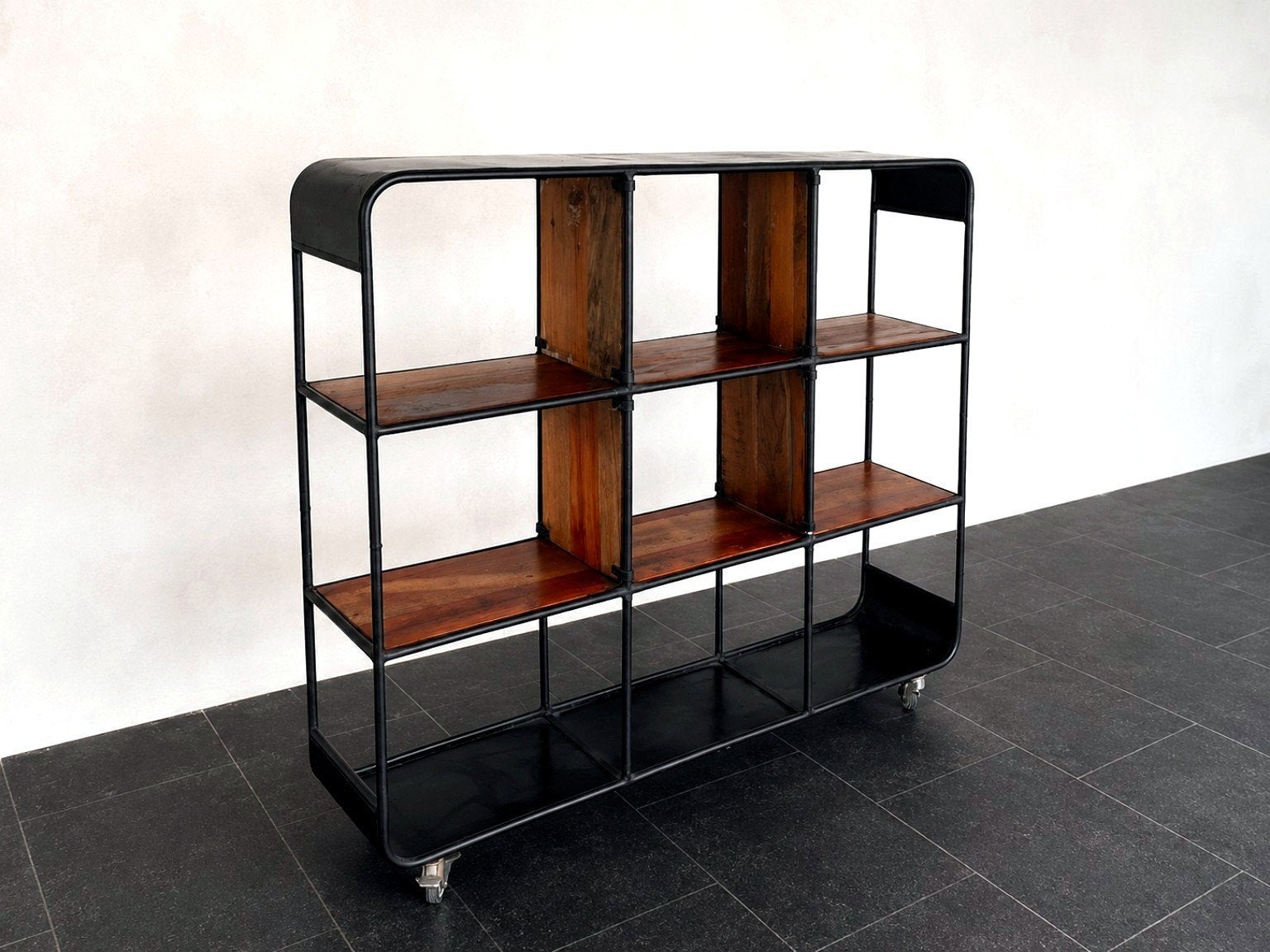 Unieke industriële kast / roomdivider op wielen – hout zwart, Ophalen of Verzenden, Minder dan 150 cm, Metaal, 150 tot 200 cm