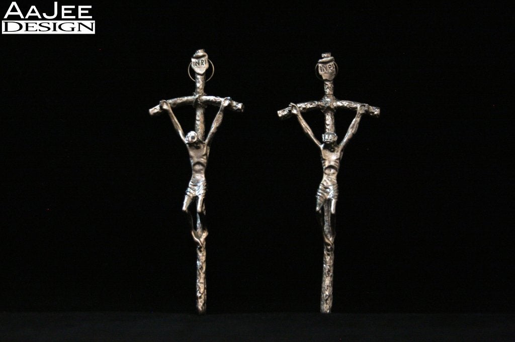 2 identieke Jezus kruisjes - Met ophang oogjes, Ophalen of Verzenden